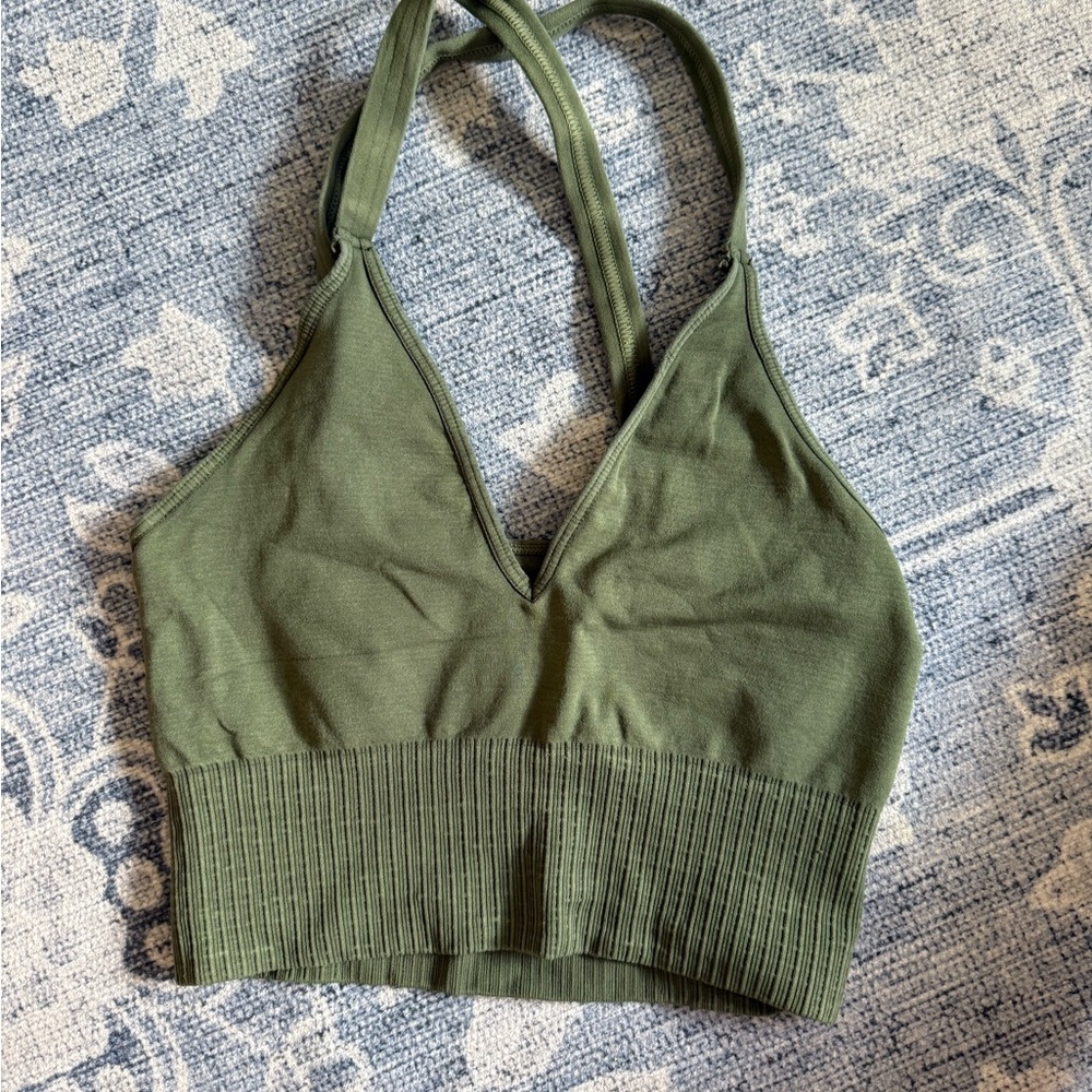 Green Seamless Sports Bra with Ribbed Texture and Racerback